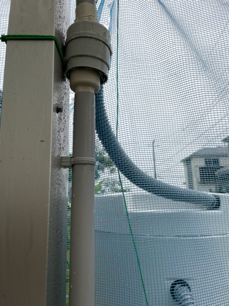 カーポートの雨といに取水器を取り付けたイメージ